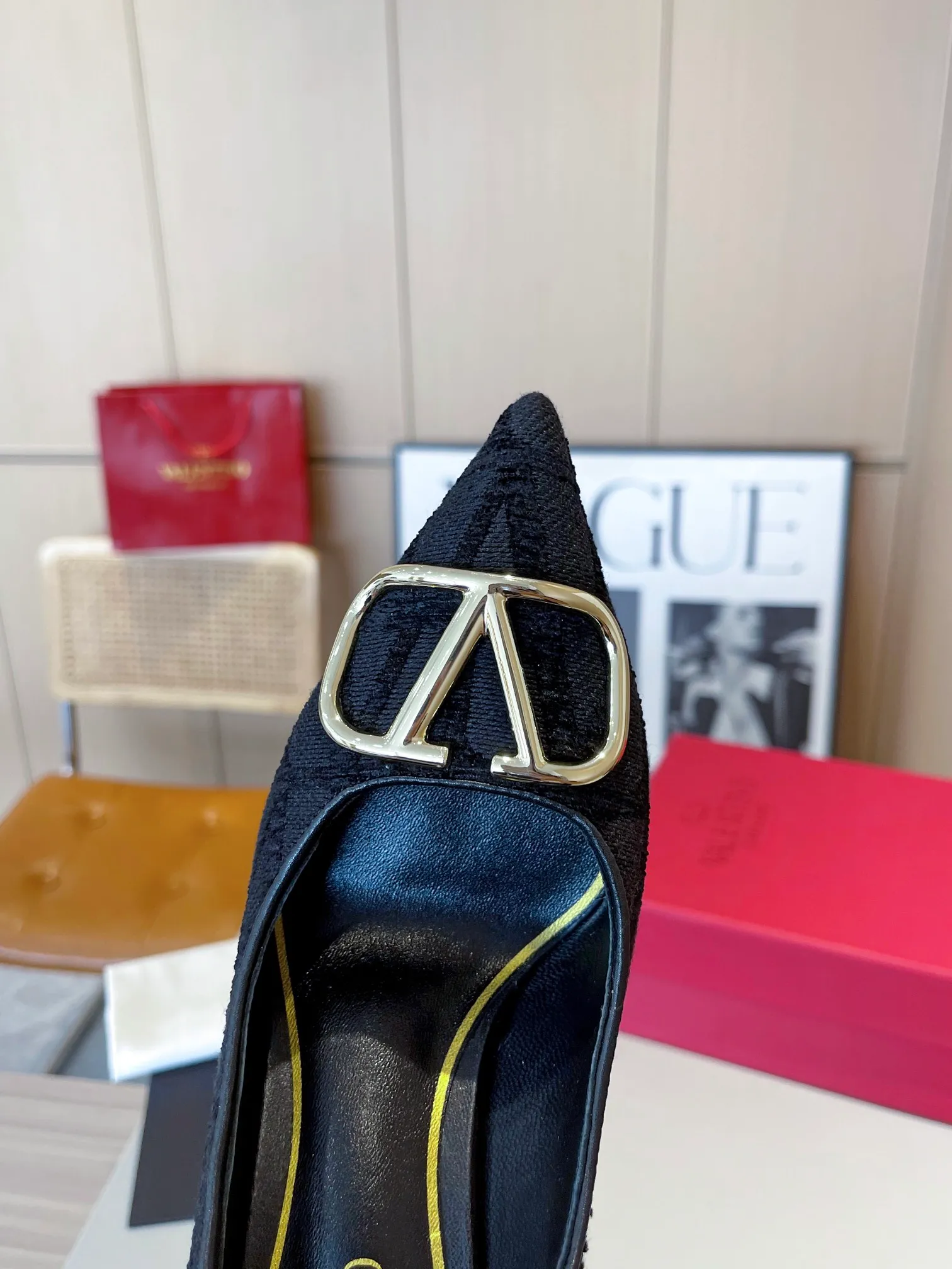 👟👟Ex-factory price 420👟👟 Genuine leather sole +40 [Valentino] Valentino ~ Unique [V mark fabric print pattern] with light gold metal [V buckle] fashion women's boots: Made with original craftsmanship, comfortable and versatile, showing long legs! Absolutely classy! Fabric: High-grade fabric printed cloth➕Imported sheepskin lining➕[Light gold V buckle] Decorative accessories! Outsole: 2 types: non-slip and wear-resistant rubber outsole and Italian leather sole. Size: 35−41 (customized sizes 34-42). Rubber sole. Genuine leather sole +40.